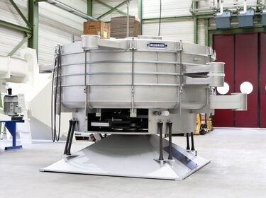 taumelsiebmaschine zur ultraschallsiebung in einer produktionshalle | © Allgaier Process Technology 2022