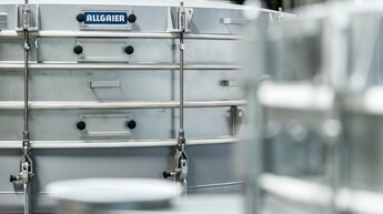 vibrations-siebmaschine in einer produktionshalle nahansicht | © Allgaier Process Technology 2023