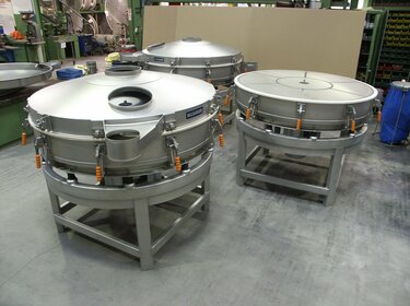 mehrere vibrationstaumelsiebmaschine vts in einer produktionshalle | © Allgaier Process Technology 2022