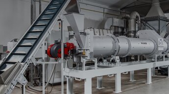 kombinierte trommeltrockner-kuehler system mozer zur verarbeitung von feststoffen in einer produktionshalle | © Allgaier Process Technology 2022