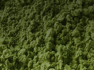 Primer plano del polvo químico verde | © Allgaier Process Technology 2022