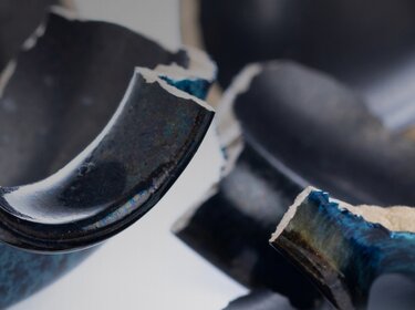 pièces de céramique bleue brisée en gros plan | © Allgaier Process Technology 2022