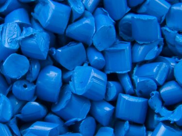 Blaue Kunststoffstücke in Nahansicht | © Allgaier Process Technology 2022