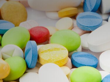 comprimés pharmaceutiques colorés en gros plan | © Allgaier Process Technology 2022