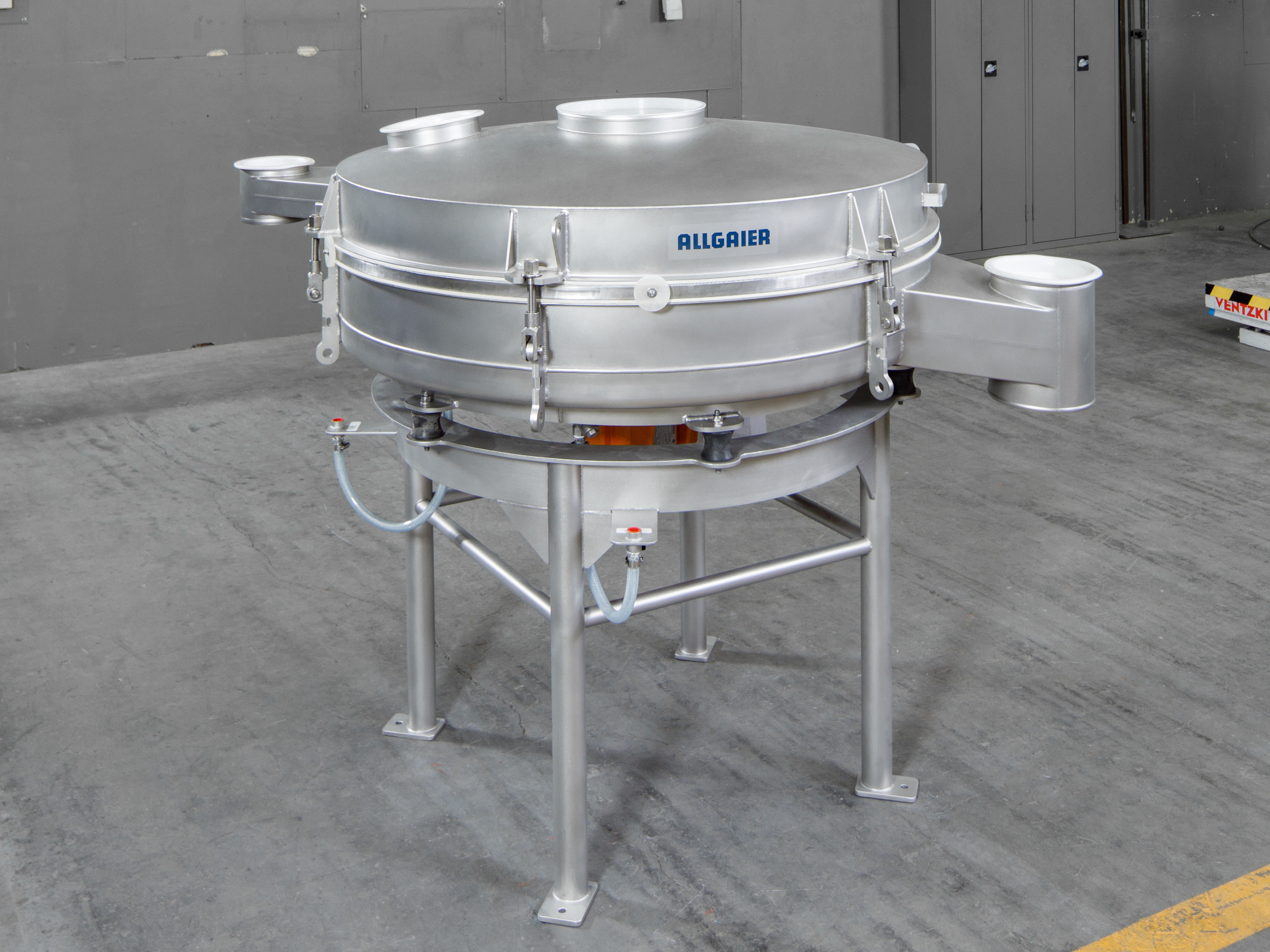© Allgaier Process Technology 2023 vibrations-rundsiebmaschinen in einer produktionshalle nahansicht | © Allgaier Process Technology 2023