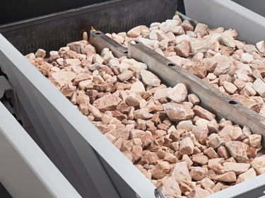 Steine in einer Sortiermaschine zur industriellen Sortierung | © Allgaier Process Technology 2022