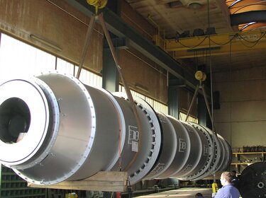 refroidisseur indirect à tambour dans une suspension d'un hall de production | © Allgaier Process Technology 2022