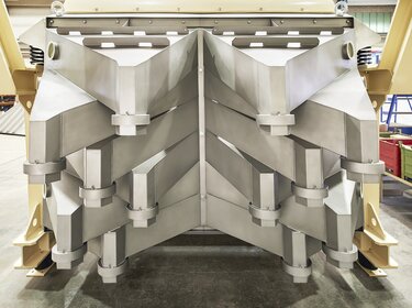 msizer giant sieve aisle in a production hall | © Allgaier Process Technology 2022