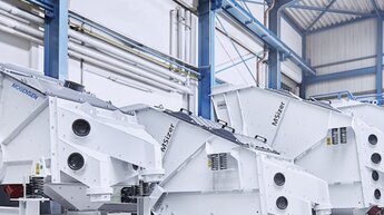 plusieurs machines de criblage msizer dans un hall de production | © Allgaier Process Technology 2022