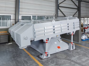vue latérale d'une machine de criblage industrielle dans un atelier de production | © Allgaier Process Technology 2022