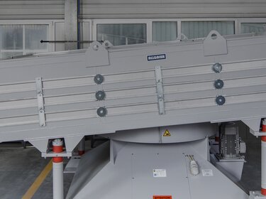 vue latérale d'une machine de criblage industrielle dans un atelier de production | © Allgaier Process Technology 2022