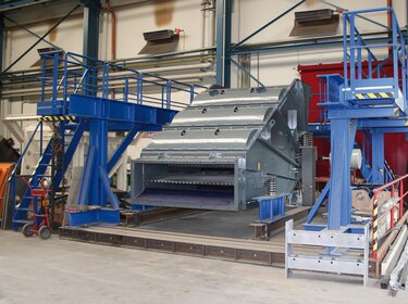 Vibro Stangensizer Siebmaschine in einer Produktionshalle | © Allgaier Process Technology 2022