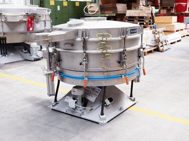 Taumelsiebmaschine zur Ultraschallsiebung in einer Produktionshalle | © Allgaier Process Technology 2022