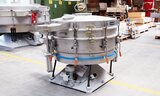 tumbler screening machine for ultrasonic screening in a production hall | © Allgaier Process Technology 2022