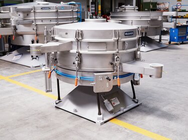 tumbler screening machine for ultrasonic screening in a production hall | © Allgaier Process Technology 2023