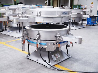 Taumelsiebmaschine zur Ultraschallsiebung geöffnet in einer Produktionshalle | © Allgaier Process Technology 2022