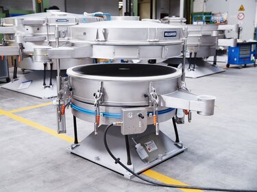 tumbler screening machine for ultrasonic screening opened in a production hall | © Allgaier Process Technology 2022