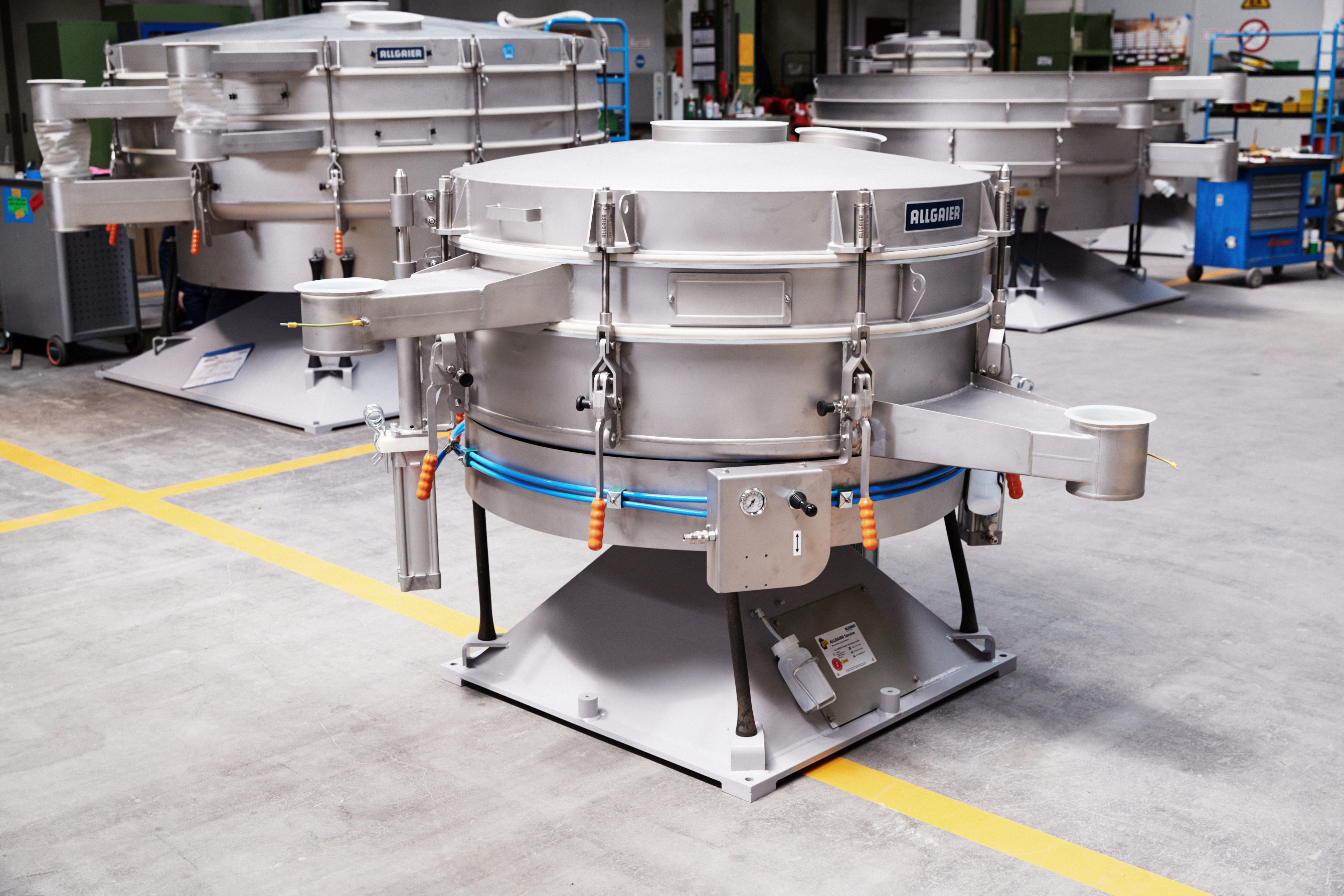 tumbler screening machine for ultrasonic screening in a production hall | © Allgaier Process Technology 2023