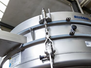 vibrations-rundsiebmaschinen in einer produktionshalle nahansicht | © Allgaier Process Technology 2022