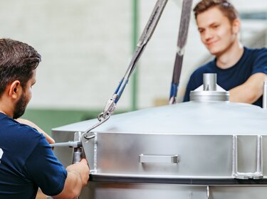 allgaier mitarbeiter arbeiten an einer vibrations-rundsiebmaschine | © Allgaier Process Technology 2022