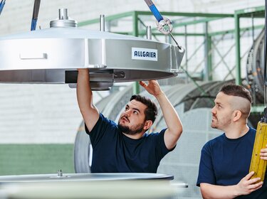 allgaier mitarbeiter arbeiten an einer vibrations-rundsiebmaschine | © Allgaier Process Technology 2023