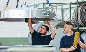 © Allgaier Process Technology 2023 allgaier mitarbeiter arbeiten an einer vibrations-rundsiebmaschine | © Allgaier Process Technology 2023
