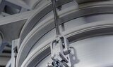 © Allgaier Process Technology 2022 vibrations-rundsiebmaschinen in einer produktionshalle nahansicht | © Allgaier Process Technology 2022