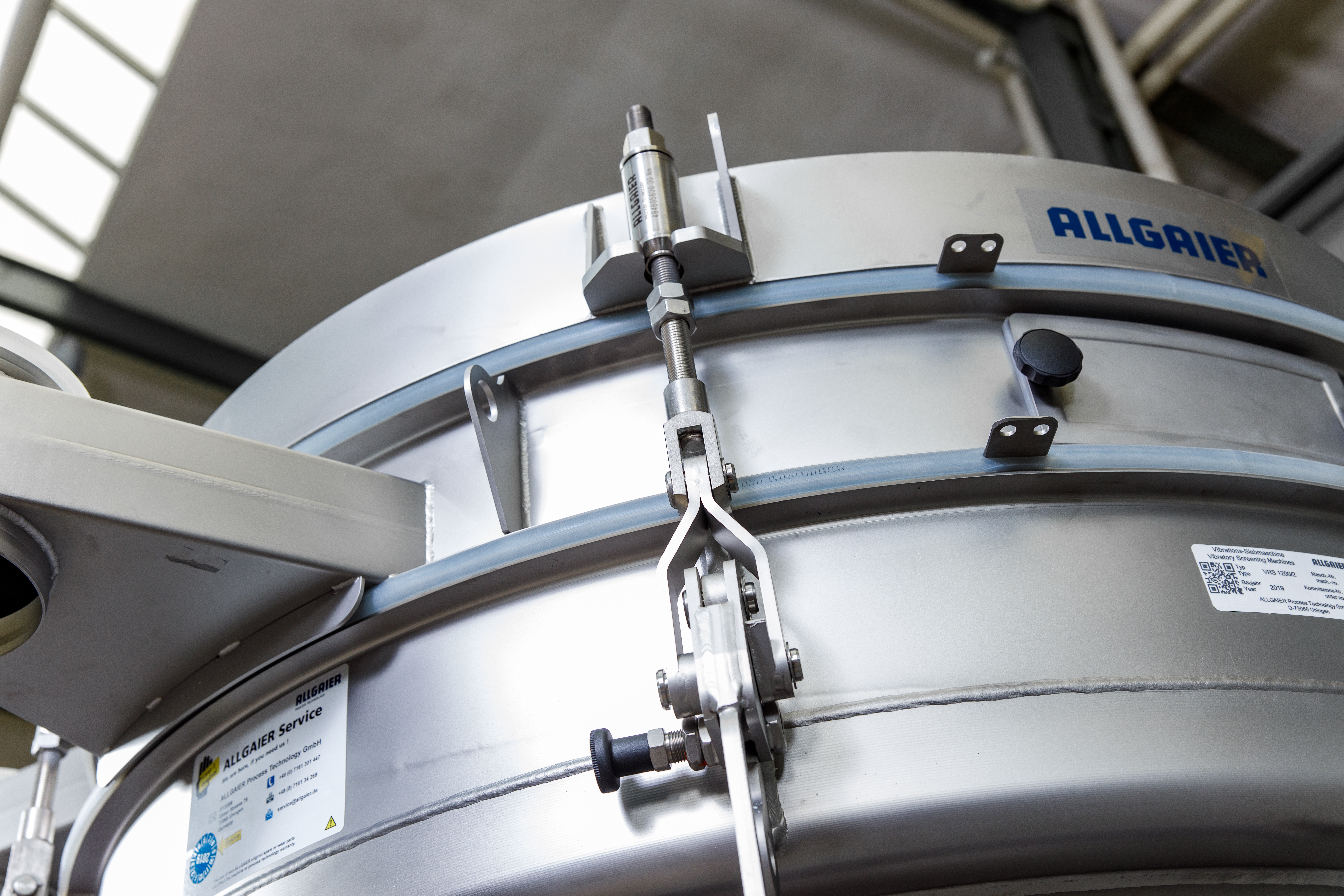 © Allgaier Process Technology 2022 vibrations-rundsiebmaschinen in einer produktionshalle nahansicht | © Allgaier Process Technology 2022