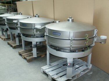 multiple vibration tumbler screening machine vts in a production hall | © Allgaier Process Technology 2022