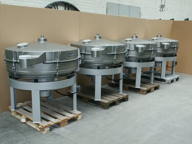 Multiple Vibration Tumbler Screening Machine VTS in a production hall | © Allgaier Process Technology 2022
