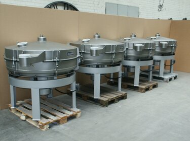 multiple vibration tumbler screening machine vts in a production hall | © Allgaier Process Technology 2022