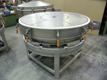Vibrationstaumelsiebmaschine VTS in einer Produktionshalle | © Allgaier Process Technology 2022