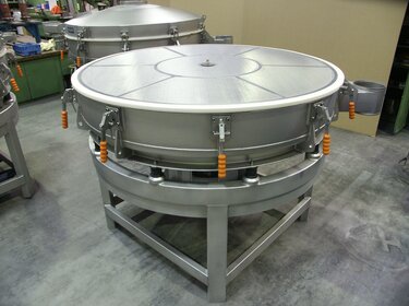 vibration tumbler screening machine vts in a production hall | © Allgaier Process Technology 2022