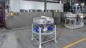 Vibrationssiebmaschine Vibrall zur industriellen Siebung in einer Produktionshalle | © Allgaier Process Technology 2022