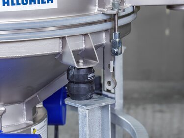 tamiseur vibrant vibrall pour le tamisage industriel dans un hall de production | © Allgaier Process Technology 2022