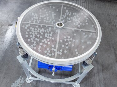 tamiseur vibrant vibrall ouvert avec tamis de contrôle industriel dans un atelier de production | © Allgaier Process Technology 2022