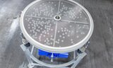 © Allgaier Process Technology 2022 geöffnete vibrationssiebmaschine vibrall mit industriellem kontrollsieb in einer produktionshalle | © Allgaier Process Technology 2022