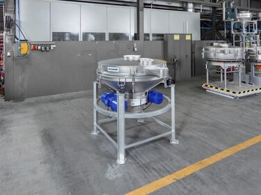 geöffnetes vibrationssiebmaschine vibrall mit industriellem kontrollsieb in einer produktionshalle | © Allgaier Process Technology 2022