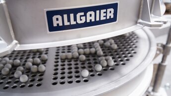 Allgaier screening machine with material | © Allgaier Process Technology 2022