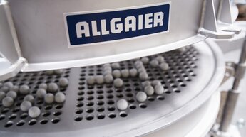 allgaier machine à tamiser avec des balles | © Allgaier Process Technology 2022