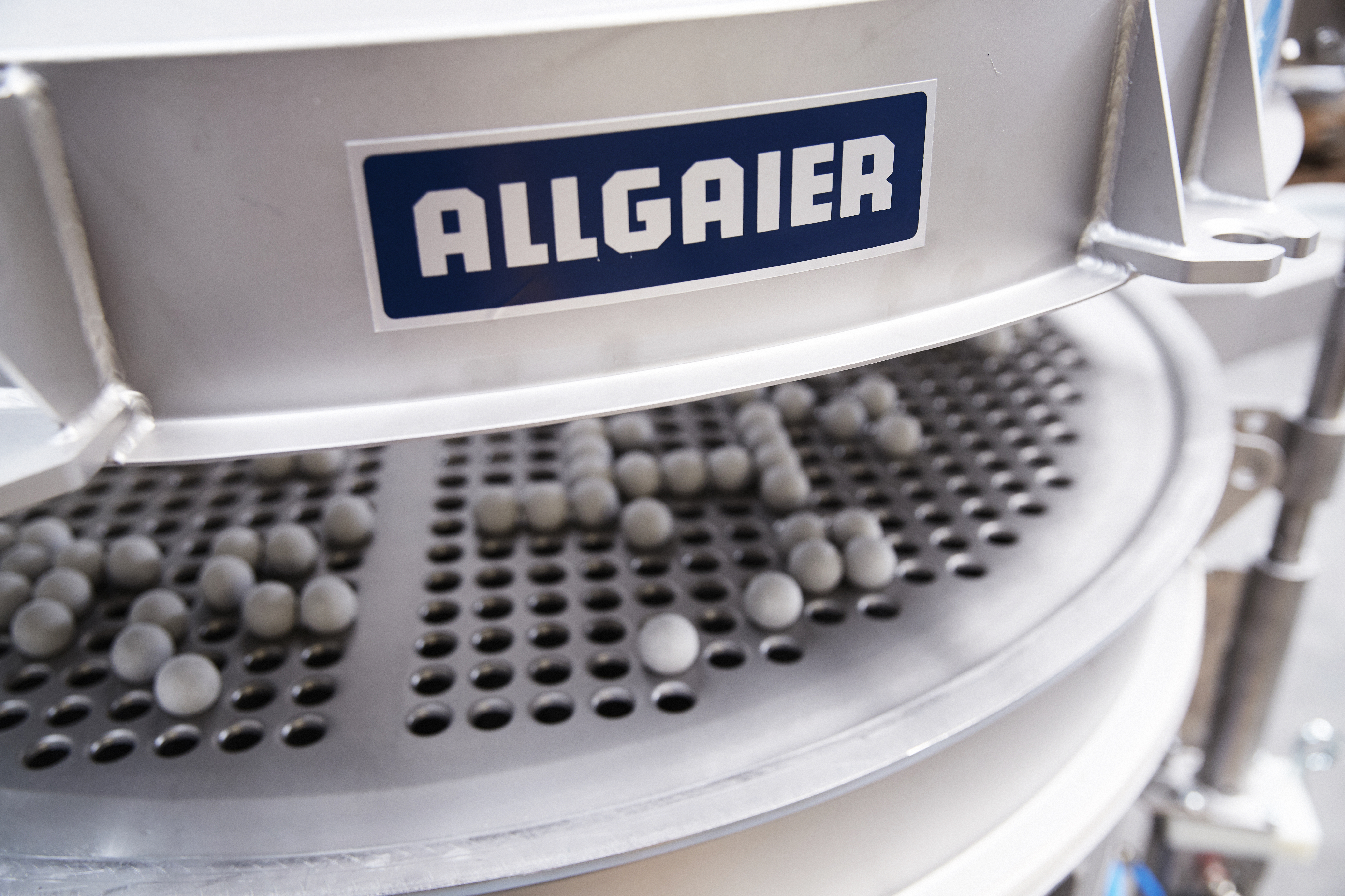 allgaier screening machine with balls | © Allgaier Process Technology 2022