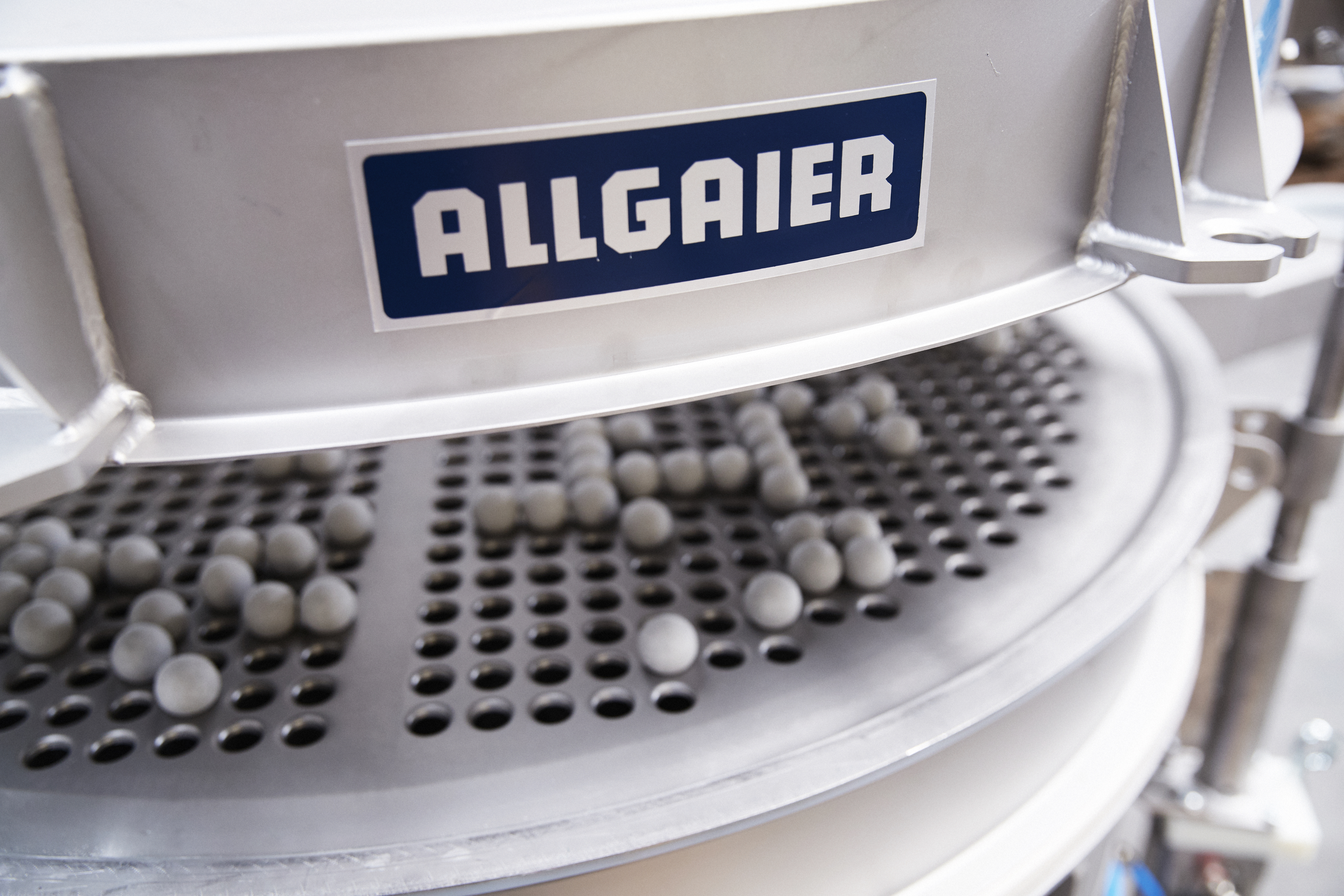 © Allgaier Process Technology 2022 allgaier siebmaschine mit bällen | © Allgaier Process Technology 2022