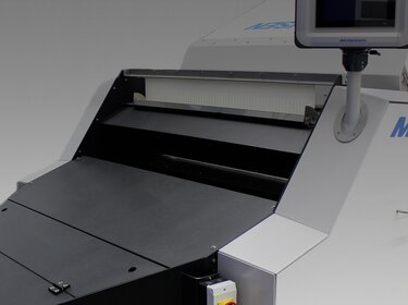 MSort Basic sorting machine for optical sorting against a white background | © Allgaier Process Technology 2022