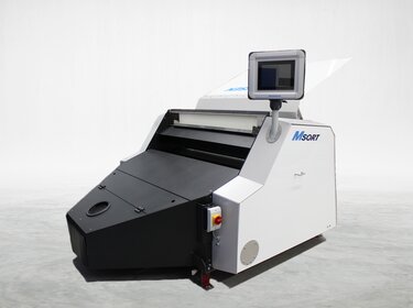 Sortiermaschine MSort Basic zur optischen Sortierung vor einem weißen Hintergrund | © Allgaier Process Technology 2022