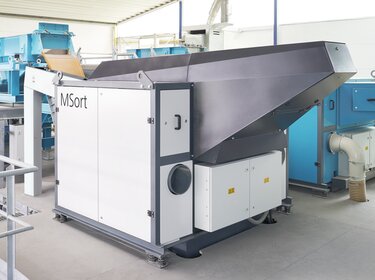 Sortiermaschine MSort NIR Nahinfrarot Sortierung von Steinen in einer Produktionshalle | © Allgaier Process Technology 2022