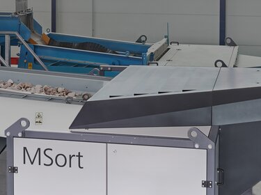 Sorting machine MSort NIR Near infrared sorting of stones in a production hall | © Allgaier Process Technology 2022