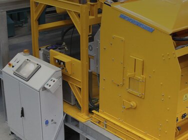 Sortiermaschine MSort X-Ray zur Sortierung nach atomarer Dichte in einer Produktionshalle | © Allgaier Process Technology 2022