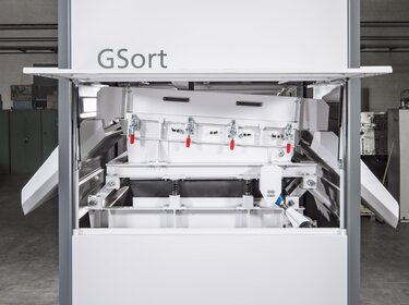 Densimetric Table GSort for separation in a production hall | © Allgaier Process Technology 2022