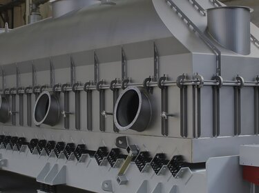 vibrating fluidised-bed dryer-cooler in a production hall | © Allgaier Process Technology 2022