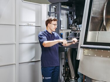 empleado de allgaier trabajando en un secador de discos cdry en una sala de producción | © Allgaier Process Technology 2022